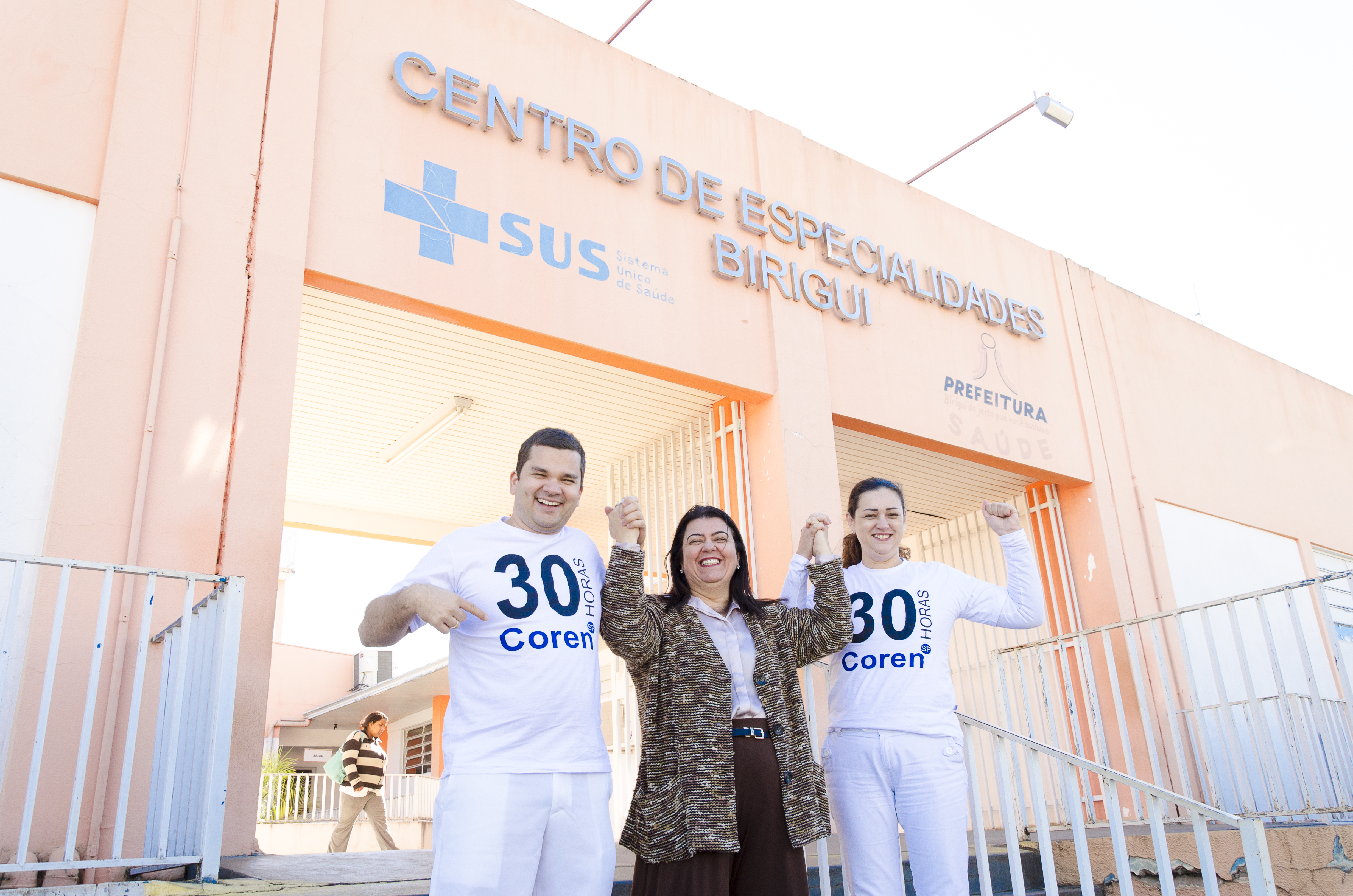 Os técnicos de Enfermagem de Birigui, Gilson Luiz Bazzão e Roseli de Souza Delgrande ao lado da enfermeira e secretária de Saúde, Andrea Boaventura Antonio