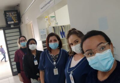 Conselheira Adriana Pereira da Silva (à esquerda) com profissionais do Hospital Beneficente São Lucas