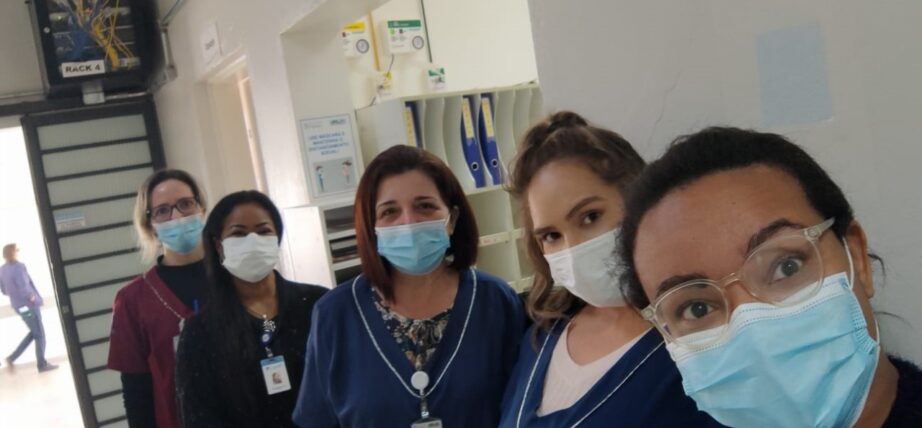 Conselheira Adriana Pereira da Silva (à esquerda) com profissionais do Hospital Beneficente São Lucas