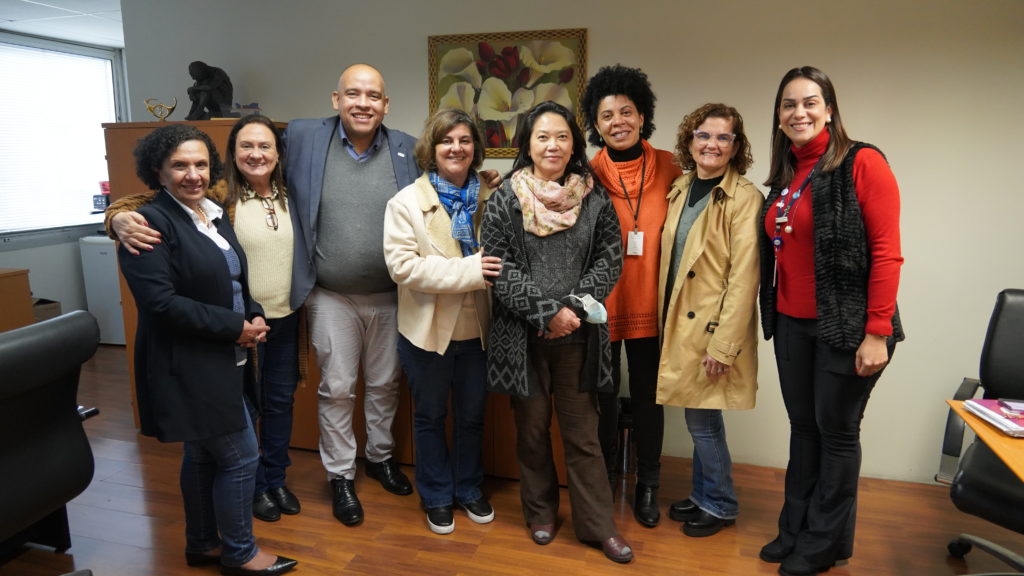 O presidente do Coren-SP, James Francisco dos Santos (à esquerda), com as representantes da Secretaria Estadual de Saúde, e as  conselheiras Ivete Trotti e Vanessa Morrone