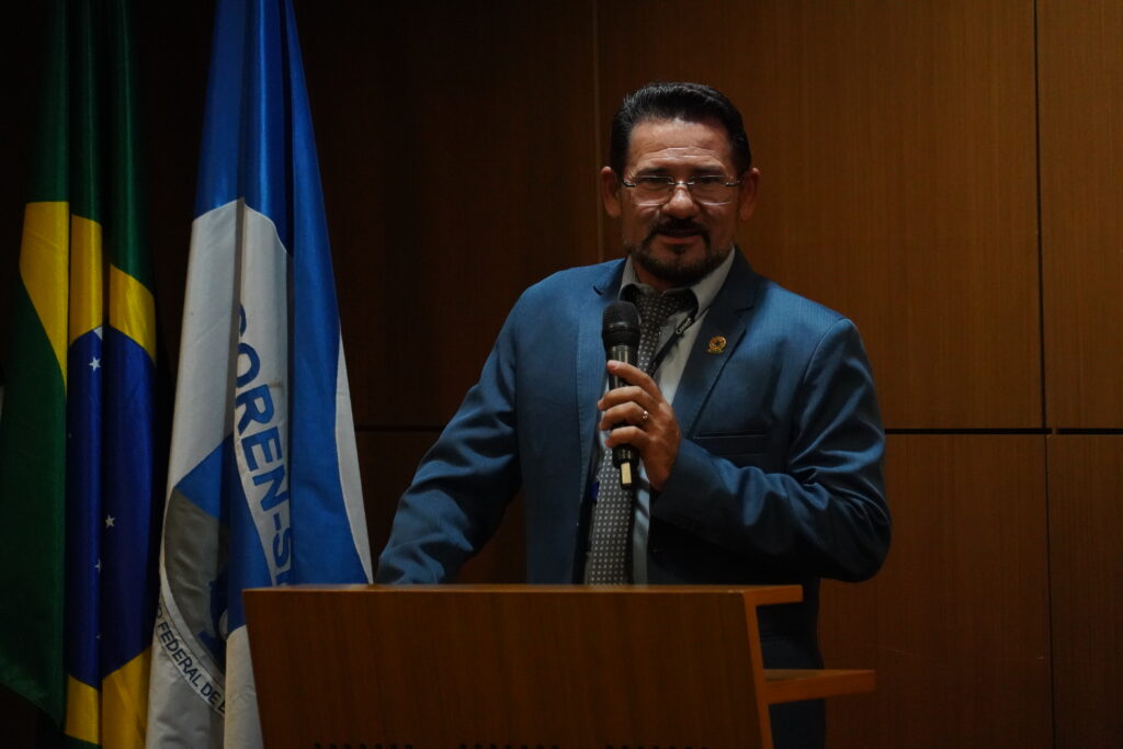 O conselheiro Eugênio Dantas durante moderação do evento