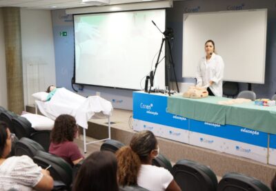 ,A enfermeira Wanessa Alves Federico durante atividade simultânea na sede do Coren-SP Educação