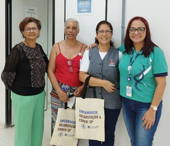 A conselheira Jane Bezerra (à direita), com as profissionais Eliane Ferreira dos Santos e Vanderli Melo Lanna, durante ativação da inscrição remida no Hospital Guilherme Álvaro