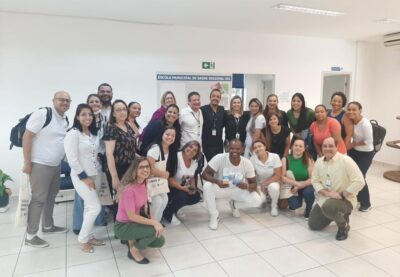 O conselheiro Vinícius Batista (de preto ao centro), com a equipe de enfermagem do Hospital Municipal Integrado de Santo Amaro