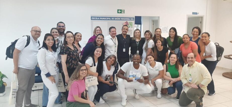 O conselheiro Vinícius Batista (de preto ao centro), com a equipe de enfermagem do Hospital Municipal Integrado de Santo Amaro