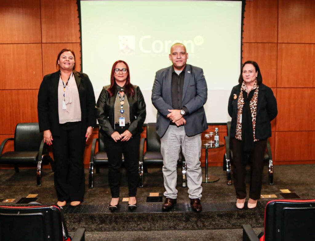 O presidente do Coren-SP, James Francisco dos Santos, acompanhado das conselheiras Ivete Trotti e Jane Bezerra e da colaboradora Márcia Britto.