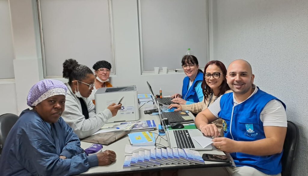 Os conselheiros Djalma Rodrigues, Jane Bezerra e Márcia Rodrigues com profissionais de enfermagem do Hospital Municipal Tide Setubal