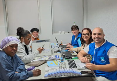 Os conselheiros Djalma Rodrigues, Jane Bezerra e Márcia Rodrigues com profissionais de enfermagem do Hospital Municipal Tide Setubal